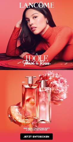 Lancôme Idôle Peach’n Roses Eau de Parfum mit zwei rosafarbenen Flakons vor rotem Hintergrund, neue fruchtige Duftkreation. 